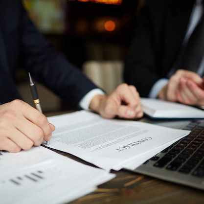 Assinatura de contrato acompanhada pela equipe